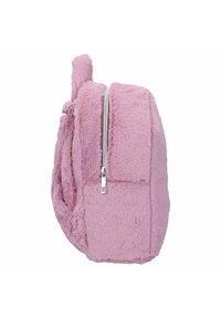 Rosa, fuzzy rygsæk med en rektangulær form. Har en lynlåslukning og en sidesnor. Overfladen har et blødt, struktureret udseende.