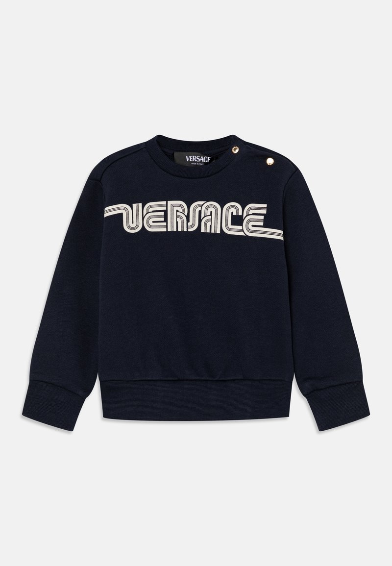 Sweatshirt à manches longues bleu marine avec le logo Versace crème sur la poitrine et deux boutons dorés sur l'épaule gauche.