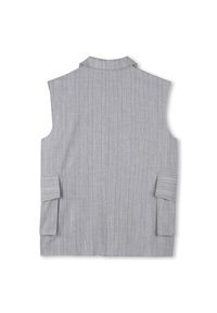 Gilet sans manches gris avec des rayures verticales, un col bandé et deux poches latérales. Fabriqué dans un tissu léger avec une texture lisse.