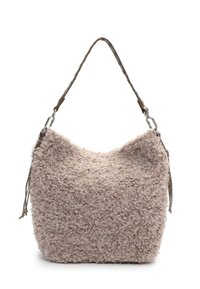 Borsa beige testurizzata con una finitura morbida e soffice, dotata di un'unica tracolla intrecciata e dettagli in metallo argentato. Forma arrotondata.