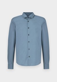 Ανοιχτό μπλε πουκάμισο μακρυμάνικο από βαμβάκι με μυτερό γιακά, κλείσιμο με κουμπιά μπροστά και μαύρα κουμπιά. Ομαλή υφή, κυρτή γραμμή στη βάση.