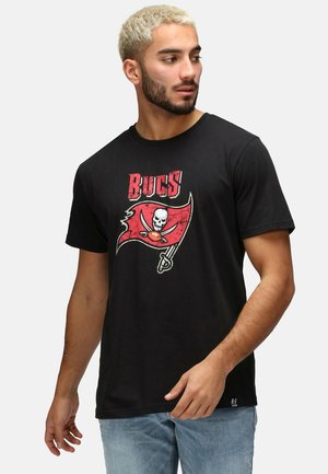 Sort bomulds t-shirt med et slidt rød og hvid Buccaneers logo med et kraniet og korslagte sværd grafik på fronten.