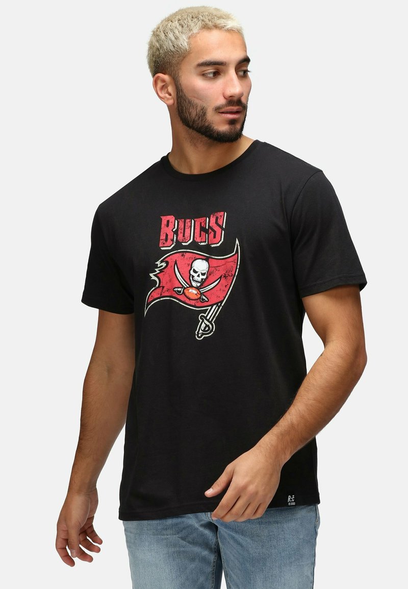 Černé bavlněné tričko s poškozeným červeno-bílým logem Buccaneers, které zobrazuje lebku a zkřížené meče na přední straně.