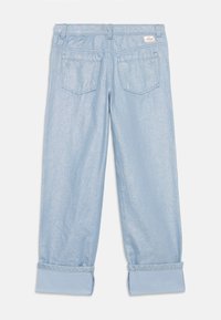 Jeans de color azul claro con un acabado metálico brillante. Presentan un diseño de pierna recta, puños enrollados y dos bolsillos traseros.