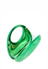 Zielona, przezroczysta plastikowa torba na ramię z zaokrąglonym uchwytem, gładką powierzchnią i wytłoczonym wzorem diamentów na dnie.