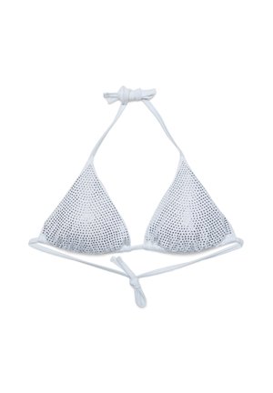 Top bikini triangolare bianco con borchie argentate e lacci regolabili al collo e sulla schiena su sfondo bianco semplice.