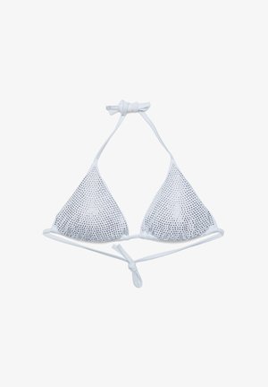 Top bikini triangolare bianco con borchie argentate e lacci regolabili al collo e sulla schiena su sfondo bianco semplice.