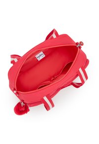 Röd tygväska med vita randiga handtag, dragkedjestängning och ett inre ficka. Har en pom-pom charm fäst vid dragkedjan.