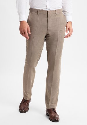 Beige maßgeschneiderte Hose mit einem subtilen Karomuster, flachem Front, zwei Seitentaschen und einer glatten Textur, kombiniert mit braunen Lederschuhen.