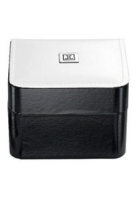 Sort og hvid læderkasse med en hængslet klap, der har et sølv-logo på forsiden. Glat tekstur med kontraststing.