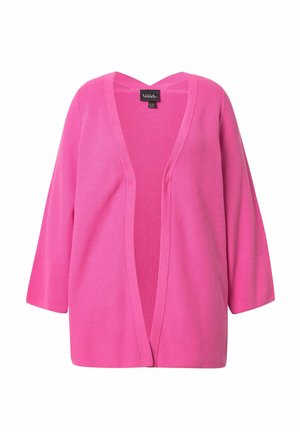 Leuchtend pinke offene Strickjacke mit strukturiertem Strickstoff und dreiviertellangen Ärmeln, dargestellt vor weißem Hintergrund.