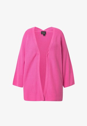 Cárdigan abierto de color rosa brillante con tejido de punto texturizado y mangas de tres cuartos, mostrado sobre un fondo blanco.