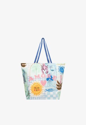 Tote bag met blauw gestreepte handvatten, kleurrijke zon, kreeft, vis, palmboom en de tekst "AMORE" met een hart op een patchwork-achtergrond.