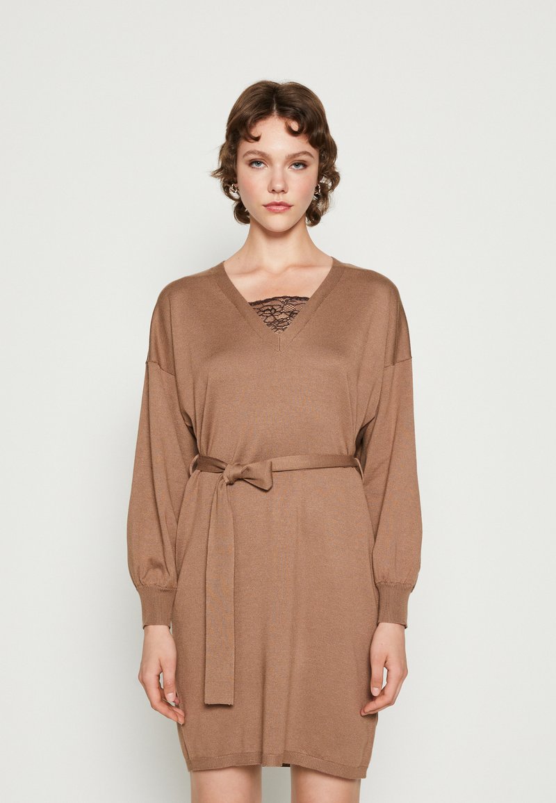 VILA VITRACY DRESS - Φόρεμα-πουλόβερ - brown lentil/black