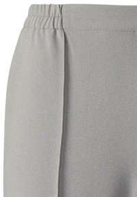 Lichtgrijze sportbroek met een gladde textuur, elastische tailleband en zijnaaddetails. Ontworpen voor comfort en bewegingsgemak.
