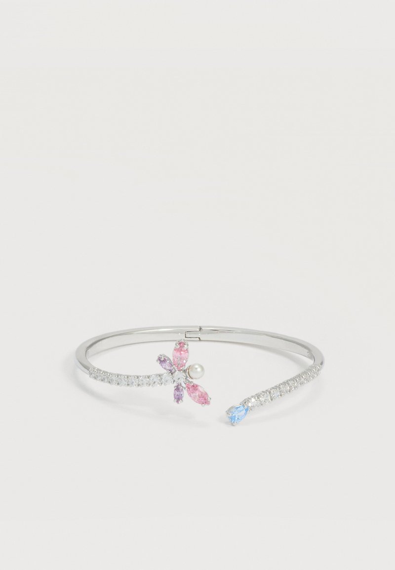 Bracelet jonc ouvert en argent avec des pierres transparentes, des gemmes en forme de fleurs roses et violettes, une petite perle, et une gemme en forme de goutte bleue aux extrémités.