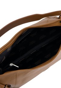 Brązowa skórzana torebka o wyraźnej, strukturalnej formie, z miękką fakturą i zamknięciem na zamek błyskawiczny. Wnętrze jest czarne z nadrukowaną nazwą marki.