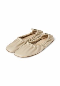 Bežinės odinės balerinų bateliai su minkštu, susiraukšlėjusiu elastiniu atidarymu ir apvaliu pirštu. Padas lygus ir plokščias, suteikiantis minimalų aukštį.