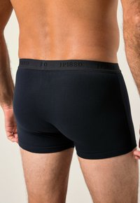 Boxer shorts de algodón negro con una cintura estrecha que presenta el nombre de la marca "JP1880" en letras negras. Diseño suave y ajustado.
