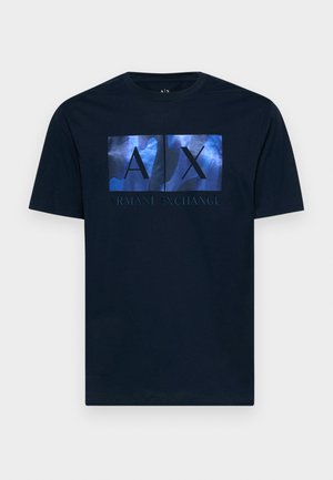 T-shirt di cotone blu navy con maniche corte, con una grafica stampata di "A X" e "ARMANI EXCHANGE" in colori a contrasto.