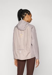 ASICS FUJITRAIL PACKABLE - Vjetrovka - rainstorm grey
