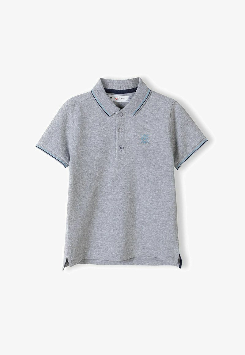 Svetlo siva polo majica kratkih rukava s tri dugmeta, plavi i crni prugasti okovratnik i manžetne, te mali plavi izvezeni logo na prsima.