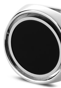 Sølv ring med polert overflate, med en stor svart sirkulær stein i midten, omkranset av en glatt metallramme.