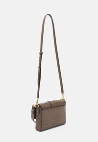 Brązowa torebka crossbody z tłoczonej skóry węża, z złotymi akcentami, posiadająca długi regulowany pasek oraz wyraźny prostokątny kształt.