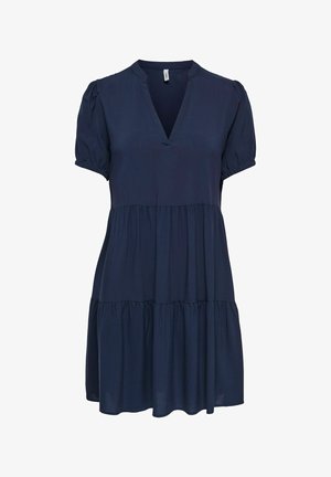 Robe bleu marine à étages avec des manches courtes bouffantes et un décolleté en V sur un fond blanc uni.