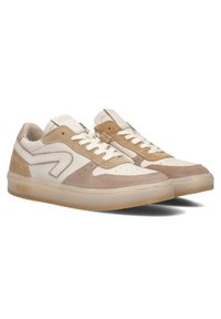 Beige en lichtbruine sneakers met een bovenwerk van suède en leer, witte veters, geperforeerde neus en een doorzichtige rubberen zool.