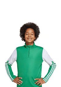 Groen sportief quarter-zip shirt met witte mouwen en drie witte strepen op elke mouw. Smeuïge stoftextuur, ontworpen voor actieve kleding.
