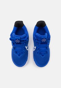 Blaue Sportschuhe mit einem strukturierten Mesh-Obermaterial, weißem Nike Swoosh-Logo, Schnürverschluss und einem gepolsterten schwarzen Knöchelkragen.