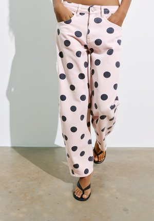PULL&BEAR POLKA DOT BARREL - JEANS - Wide Leg - pink