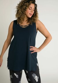 Ulla Popken LONG ZIERBÄNDER RUNDHALS ÄRMELLOS - Top - dark blue