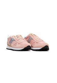 Sneakers in suede rosa con dettagli in rete, caratterizzati da hardware argentato, suole bianche e suole in gomma nera. I lacci sono rifiniti con punte dorate per un tocco di eleganza.