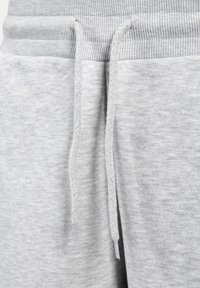 Grijze sweatpants met een geribde tailleband, een trekkoord met gevlochten textuur en een zachte, fleecelook afwerking.