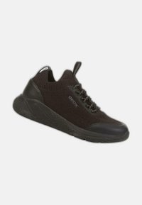 Zapatilla baja negra con parte superior de punto, tirador en el talón y la lengüeta, suela texturizada y logo de Geox en el lateral.