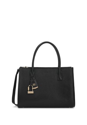 Sac à main en cuir noir texturé avec doubles poignées, une bandoulière amovible et un petit pendentif cadenas doré attaché à la poignée.