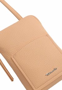 Hellbeige Leder-Handytasche mit strukturiertem Finish, ausgestattet mit einer Fronttasche und einem silbernen Logo-Akzent in der unteren rechten Ecke.