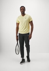 Nike Performance TOP - Camiseta deportiva - soft yellow/topaz gold/black