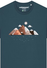Tegelijkse katoenen T-shirt in teal met een afbeelding van bergen in bruin- en witte tinten, een zon en wolken, met abstract water aan de onderkant.