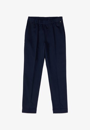 Donkerblauwe broek met rechte pijpen, een elastische tailleband en een klein metalen logodetail nabij de rechterzak.