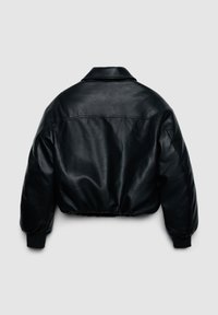 Giacca cropped in ecopelle nera con maniche lunghe, vita elastica e dettagli cuciti sul retro, su uno sfondo grigio chiaro uniforme.