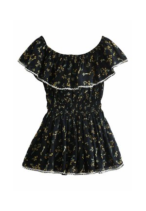 Czarna sukienka odsłaniająca ramiona, w kwiatowy wzór, z marszczonym dekoltem, żółtym nadrukiem kwiatów, elastyczną talią i białą falistą lamówką na brzegach.