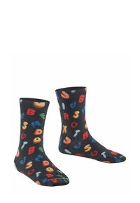 Schwarze Socken mit bunten, erhabenen Buchstaben, die über den Stoff verteilt sind. Glatte Textur, knöchelhoch und mit verstärktem Fuß- und Fersenbereich.