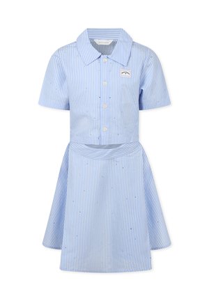 Robe rayée bleu et blanc avec des manches courtes, un haut à boutons et une jupe évasée. Présente de petits détails décoratifs tout au long.