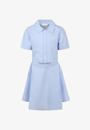 Robe rayée bleu et blanc avec des manches courtes, un haut à boutons et une jupe évasée. Présente de petits détails décoratifs tout au long.