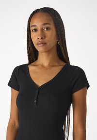 Hollister Co. ICON HENLEY  - T-shirt basic - casual black