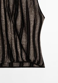 Haut sans manches en maille noire et grise avec des rayures verticales et une taille légèrement froncée sur un fond blanc.