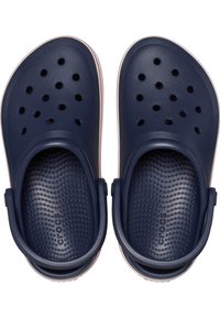 Croc en bleu marine avec des trous de ventilation, une texture côtelée et une semelle intérieure ergonomique. Sangle arrière ajustable avec des accents rouges contrastants.